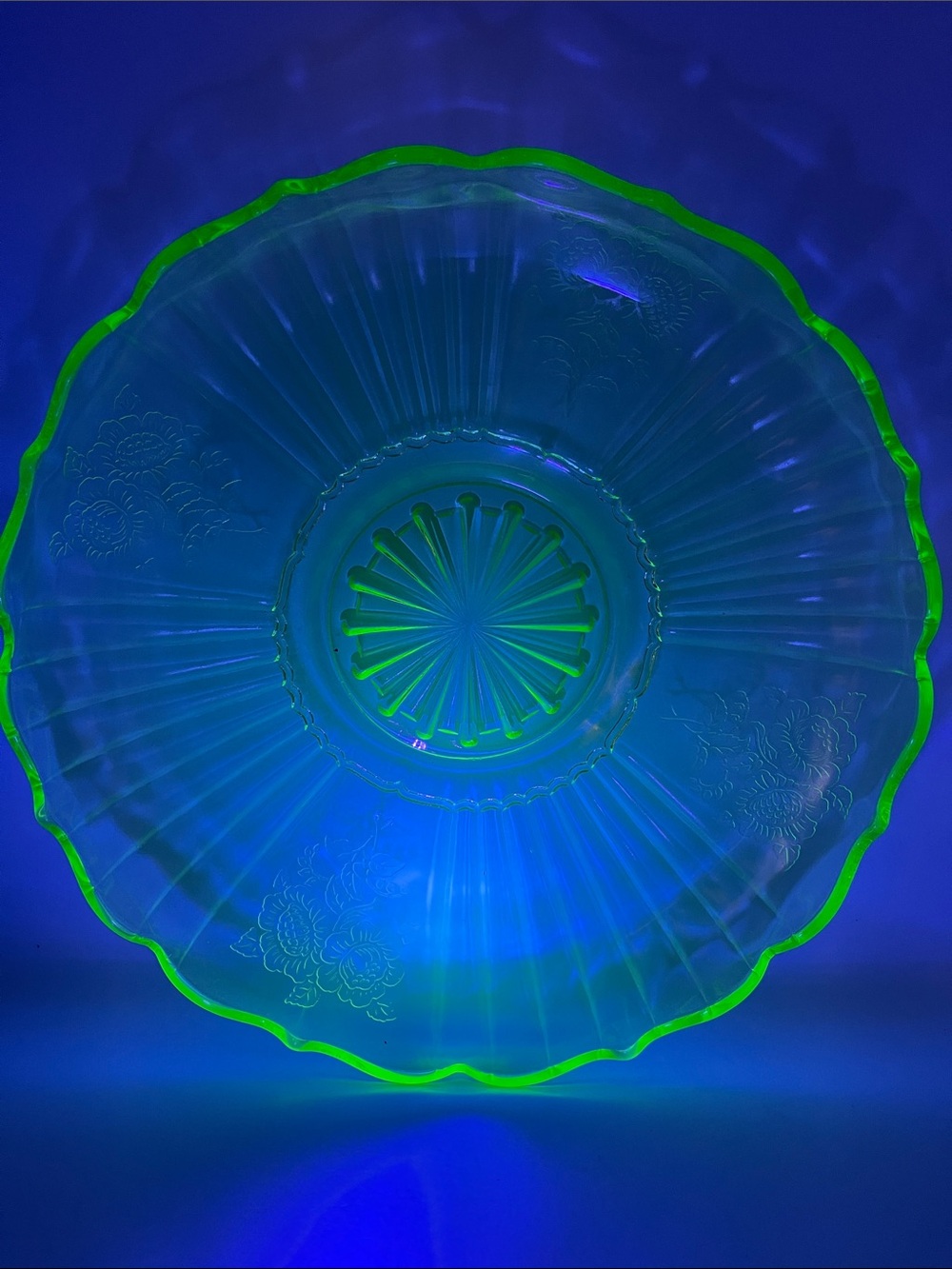 VNTG AnchorHocking Uranium Green Depression Mayfair Open Rose Glass Serving Bowl